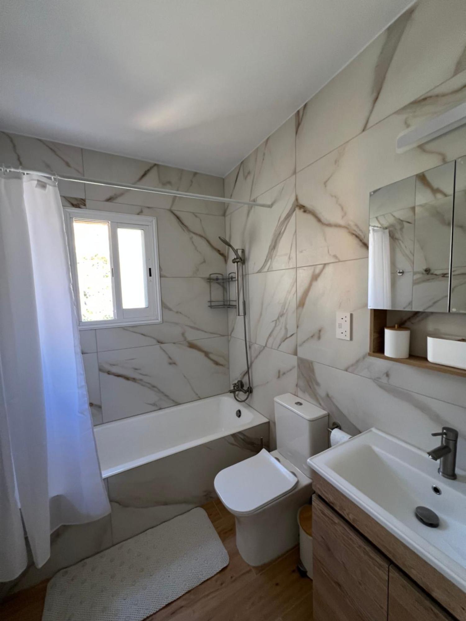 Iris Village Grand Apartment 파포스 외부 사진