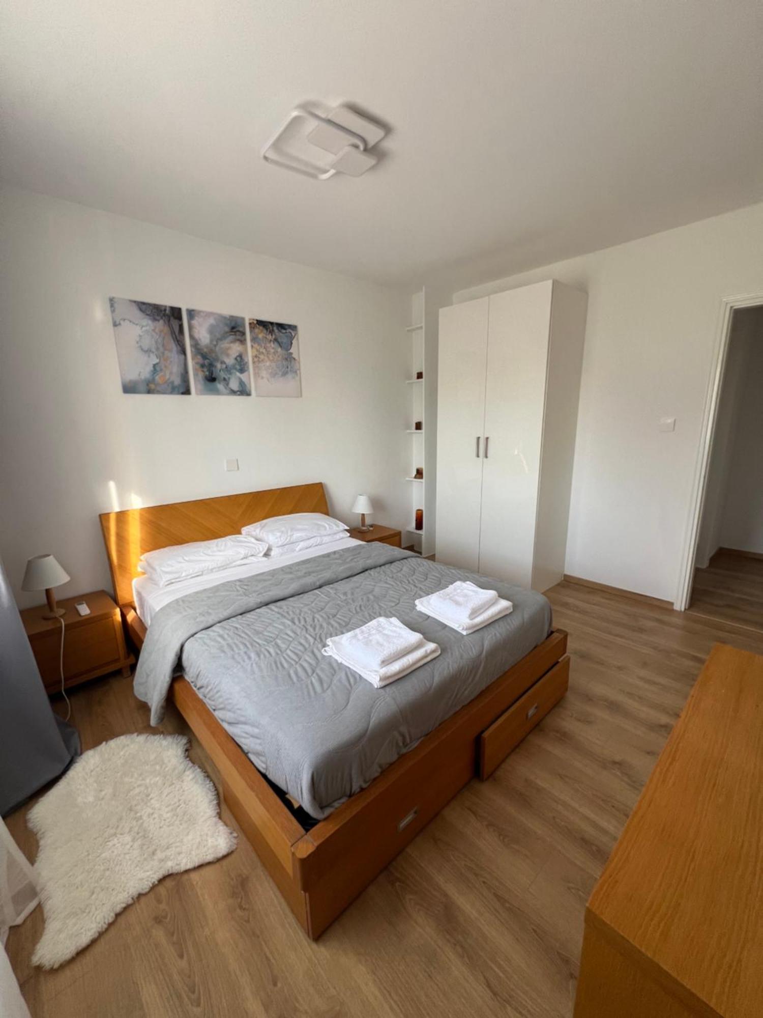 Iris Village Grand Apartment 파포스 외부 사진